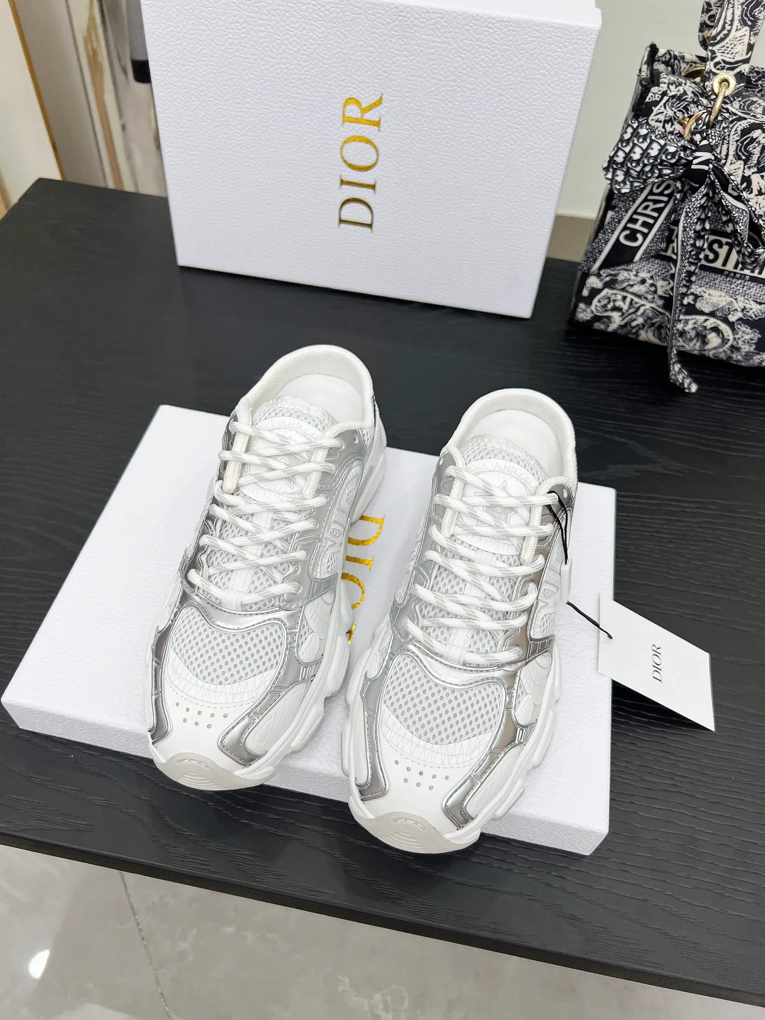 p560🐮🐮This Dior Chrono sports half slipper reinterprets running shoes with Dior's haute couture style. Gray mesh fabric is paired with tonal suede calfskin panels, the CD logo on the side, the star patch on the tongue and the Dior logo on the heel, all in classic fine detail. Featuring two-tone laces and a lightweight sole with star graphics, they can be worn year-round. Size: Women’s size 35-41 (35/42 can be customized) Men’s size 40-46 (men’s version is being printed) Color: 12 colors available